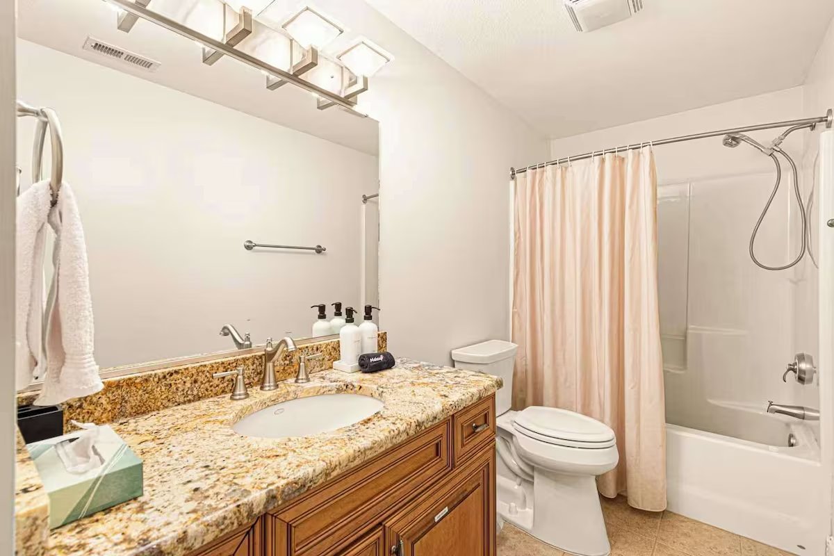 Full Bathroom 4